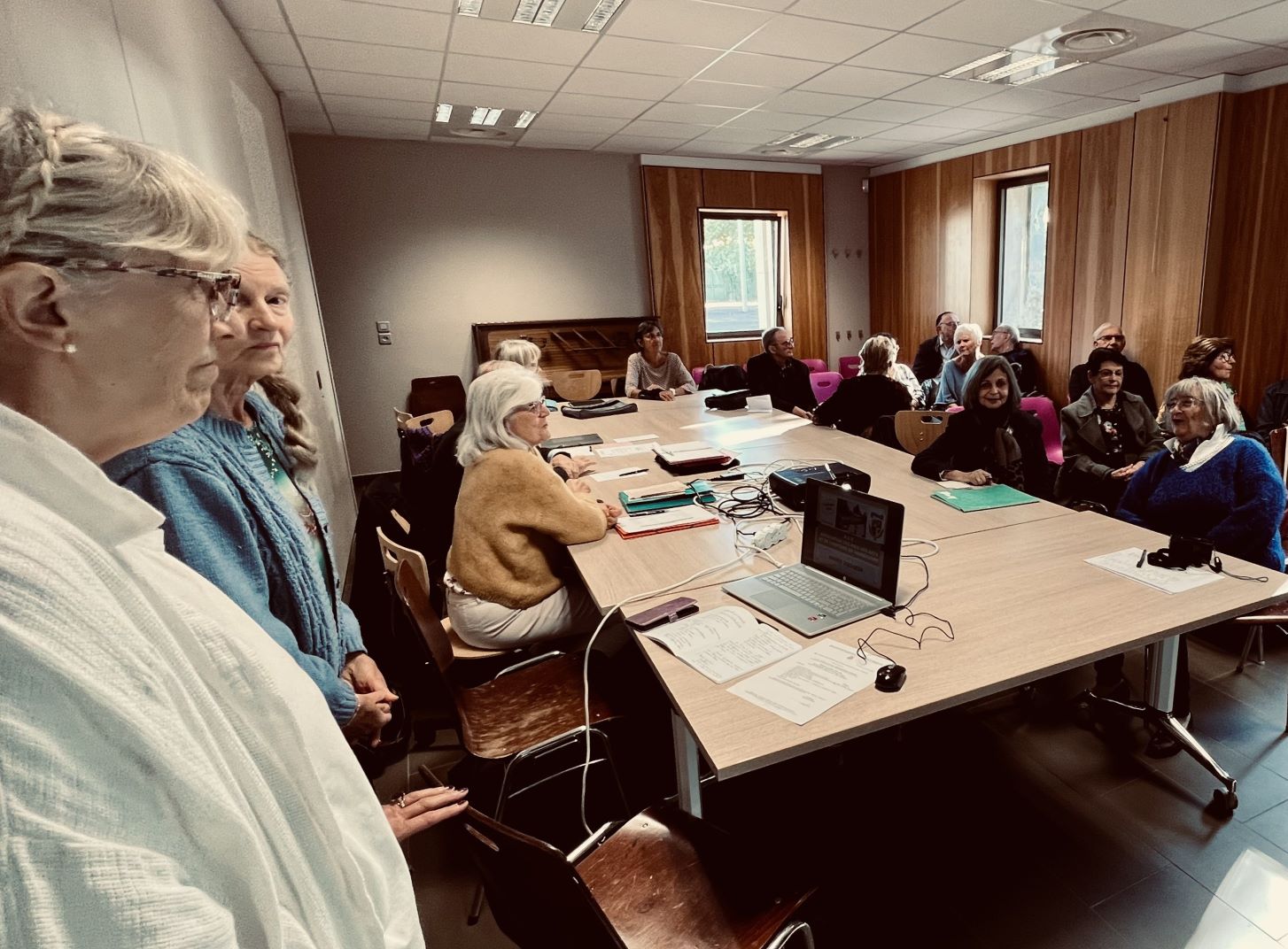 La présidente Mme Dominique Pouille, la vice-présidente Mme Michèle DONATI, les membres du CA et les adhérents de l'association. La présidente Mme Dominique Pouille, la vice-présidente Mme Michèle DONATI, les membres du CA et les adhérents de l'association.